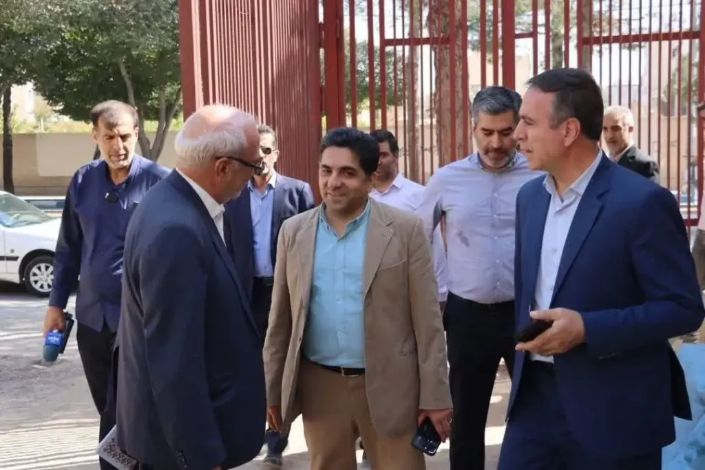بازدید مدیرعامل شرکت توسعه و نگهداری اماکن ورزشی کشور در بازدید از پروژه استخر شاهینشهر