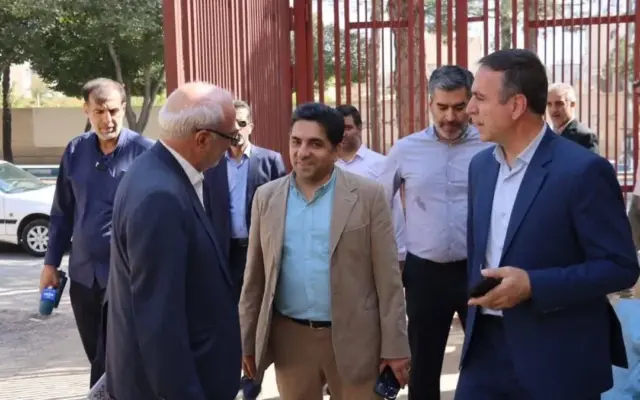 بازدید مدیرعامل شرکت توسعه و نگهداری اماکن ورزشی کشور در بازدید از پروژه استخر شاهینشهر