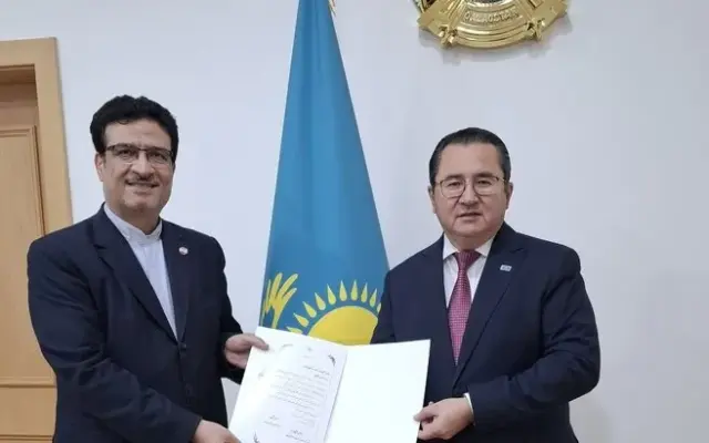 تقدیم رونوشت استوارنامه سفیر جدید ایران در قزاقستان به معاون وزیر خارجه این کشور