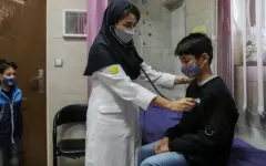 کرونا و آنفلوآنزا در آستانه موج جدید/ این گروه‌ها واکسن بزنند