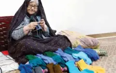 ننه عصمت دستکش می‌بافت و ما فکر می‌کردیم زمستان است!