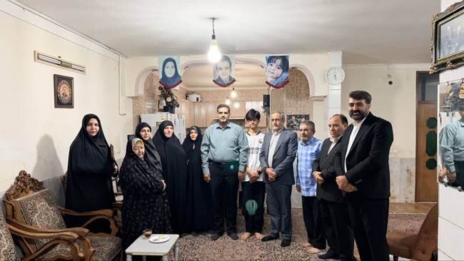 دیدار معاون تعاون و امور اجتماعی بنیاد با خانواده معزز ۸ شهید «سلطانینژاد» و شهید «حسین عربنژاد»