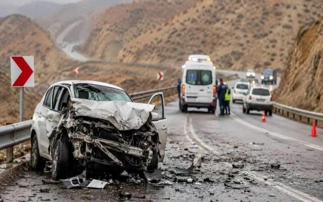 وزیر بهداشت: سالانه ۲۰ هزار ایرانی در تصادفات جان می‌بازند