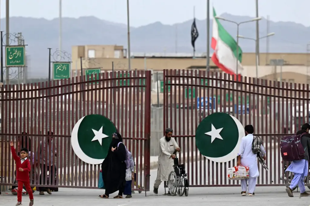 گزارشها از حمله ۲ خودروی انتحاری به گمرک پاکستان در نزدیکی مرز ایران حکایت دارد