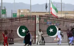 گزارش‌ها از حمله ۲ خودروی انتحاری به گمرک پاکستان در نزدیکی مرز ایران حکایت دارد