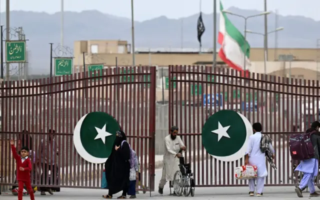 گزارش‌ها از حمله ۲ خودروی انتحاری به گمرک پاکستان در نزدیکی مرز ایران حکایت دارد