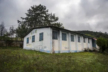 تصاویری از مدرسه تک دانش آموزه در روستای ازنی