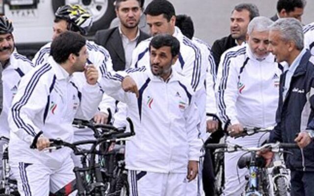 مقاله تامل برانگیز روزنامه جمهوری اسلامی یک روز بعد از انتشار عکس دوچرخه‌سواری احمدی‌نژاد/امریکا و اسزائل به دنبال روی کار آوردن مهره88