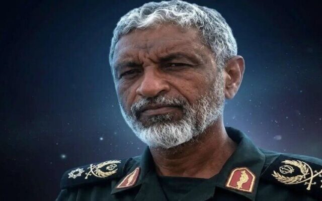 دریادار عظمایی: ناو‌های آمریکایی جرئت نزدیک شدن به تنگه هرمز را ندارند