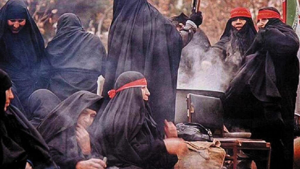 ۴ ماه در انفرادی بغداد؛ روایت زنی که قرآن را همدم روز‌های اسارت کرد/ آخرین نماز را کنار هم خواندیم