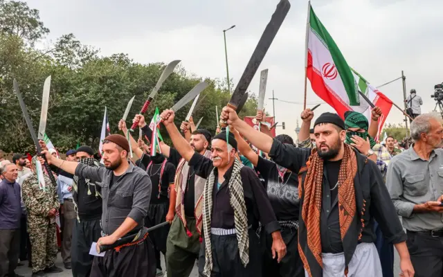 ماجرای حضور قمه به دست‌ها در رزمایش جانفدایان | شورای تأمین اصفهان واکنش نشان داد