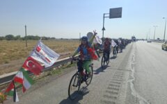 حضور کاروان دوچرخه‌سوار ترکیه‌ای در میناب، بازتاب جهانی واقعیات جنگ را به‌همراه دارد