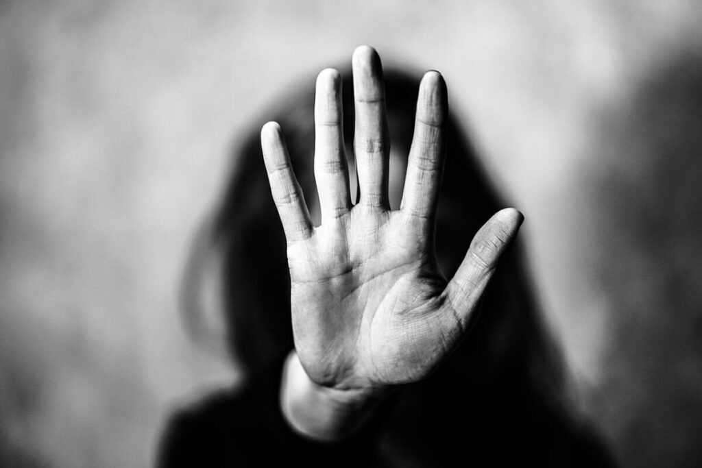 زن کشی در فرانسه؛ ۱۱۱ زن در ۲۰۲۵ قربانی خشونت همسر یا شریک عاطفی خود شدند