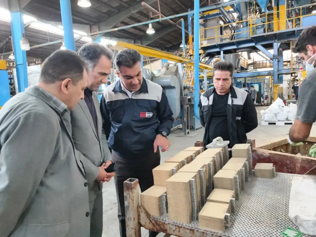 نظارت دقیق بر زنجیره تولید؛ بازدید مدیرکل استاندارد آذربایجان غربی از واحد تولیدی باتری خودرو به مناسبت هفته استاندارد