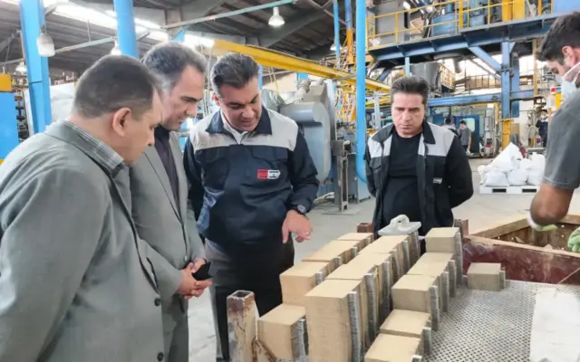 نظارت دقیق بر زنجیره تولید؛ بازدید مدیرکل استاندارد آذربایجان غربی از واحد تولیدی باتری خودرو به مناسبت هفته استاندارد