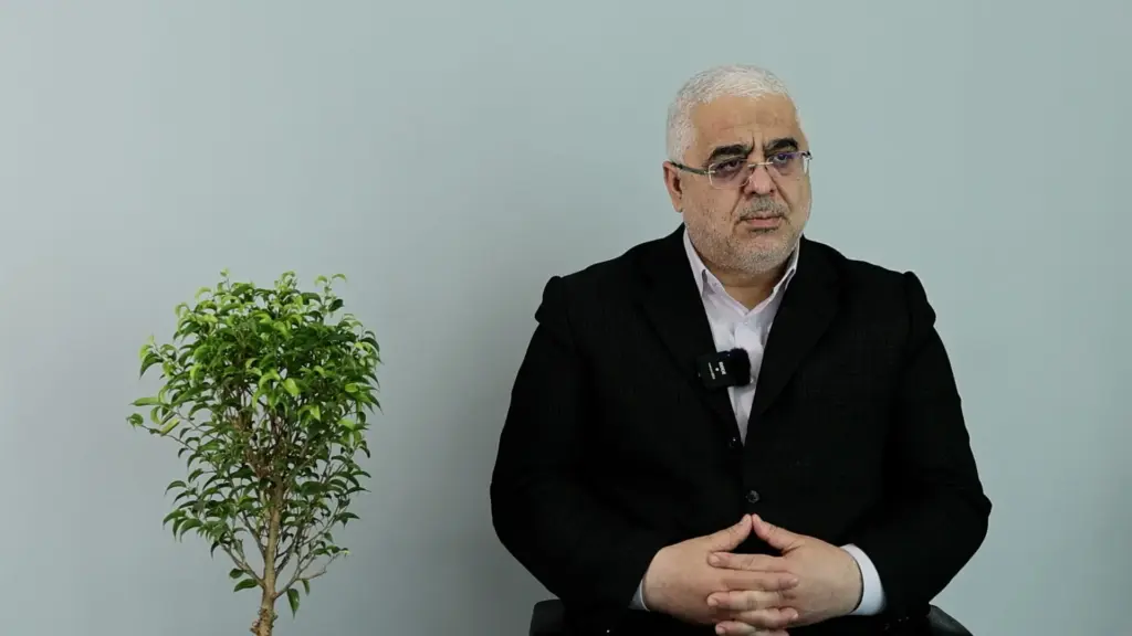 کدام فرد عاقلی در دو مقطع جنگ، فرمانده دیپلماسی کشور را استیضاح می‌کند؟