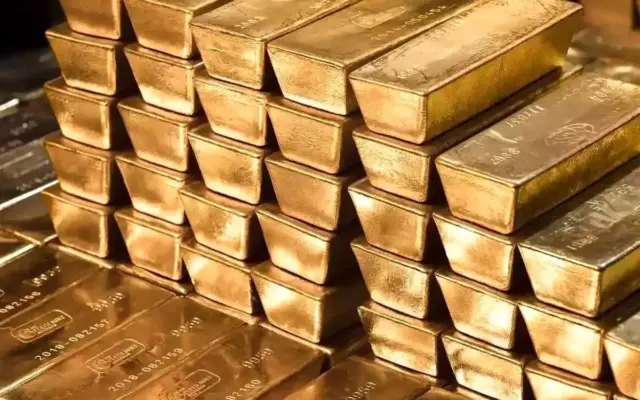 طلا در بازار جهانی تحت تأثیر افت دلار صعود کرد