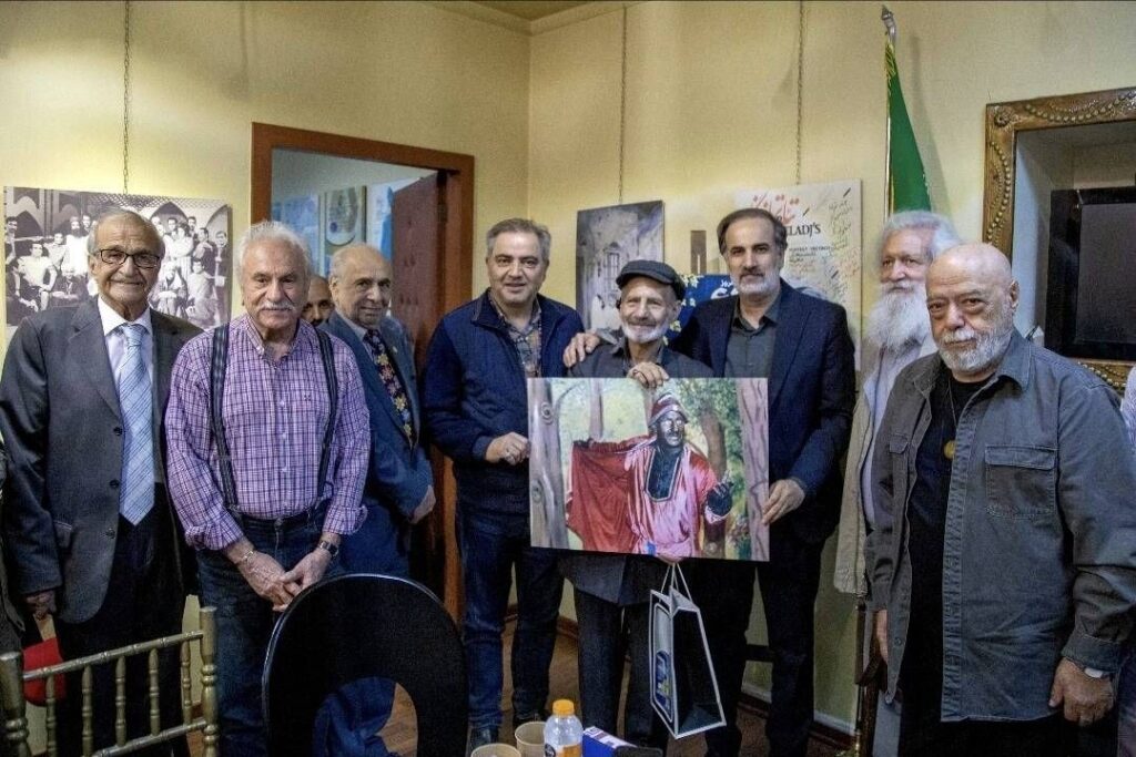 تقدیر از بازیگری که روی سرپوش آب‌انبار، سیاه‌بازی اجرا می‌کرد!/ سنگلج ۶۱ ساله شد