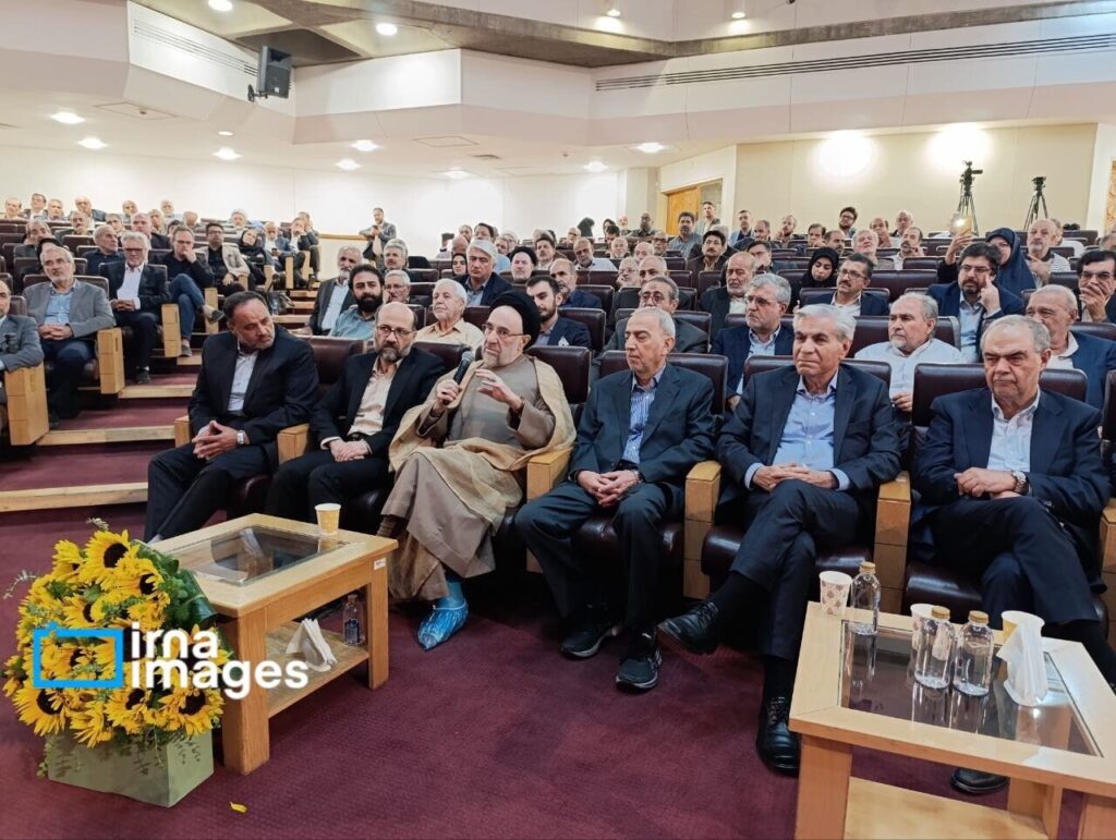 برگزاری نشست «بنیاد باران» با حضور سید محمد خاتمی/ رئیس دولت اصلاحات با پای باندپیچی شده آمد + عکس
