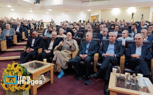 برگزاری نشست «بنیاد باران» با حضور سید محمد خاتمی/ رئیس دولت اصلاحات با پای باندپیچی شده آمد + عکس