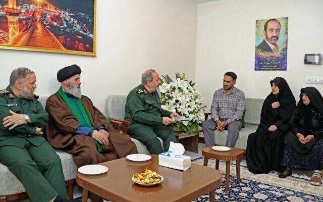 سردار ابنالرضا در دیدار با خانواده شهید فولادوند: خانوادههای شهدا سرمایههای ارزشمند معنوی کشور هستند