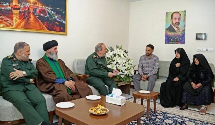 سردار ابنالرضا در دیدار با خانواده شهید فولادوند: خانوادههای شهدا سرمایههای ارزشمند معنوی کشور هستند