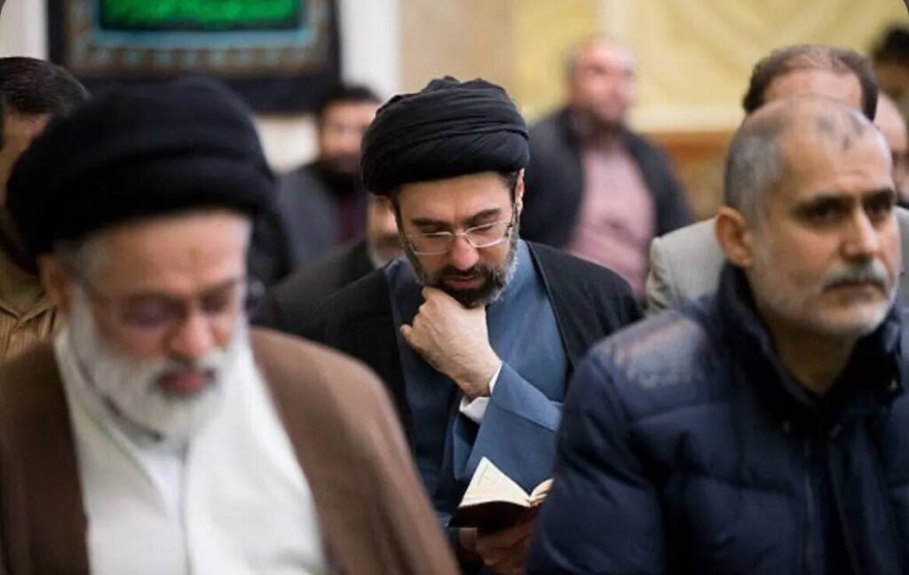 آیت‌الله سیدمجتبی خامنه‌ای: پیمودن پلّه‌های ارتقاء در بارگاه الهی باید از خدا خواسته شود، کسی نمی‌تواند خودش این کار را بکند/ تاکید بر احسان به والدین