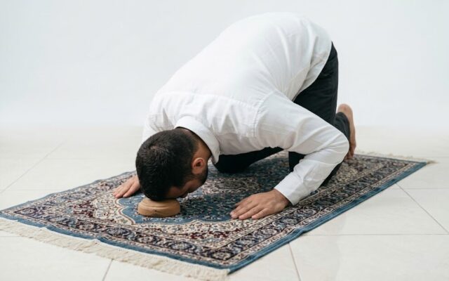 حکم شرعی سجده بر کاشی و سرامیک چیست؟