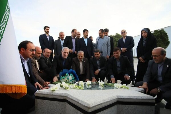 وزیر آموزش و پرورش به مقام شامخ شهدا در همدان ادای احترام کرد