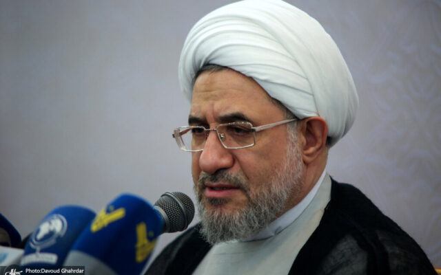 انتقاد روزنامه جمهوری اسلامی از یک غضو مجلس خبرگان: به پزشکیان توصیه می کنید در باره نهج البلاغه حرف نزند اما خودتان در باره همه چیز حرف می زنید