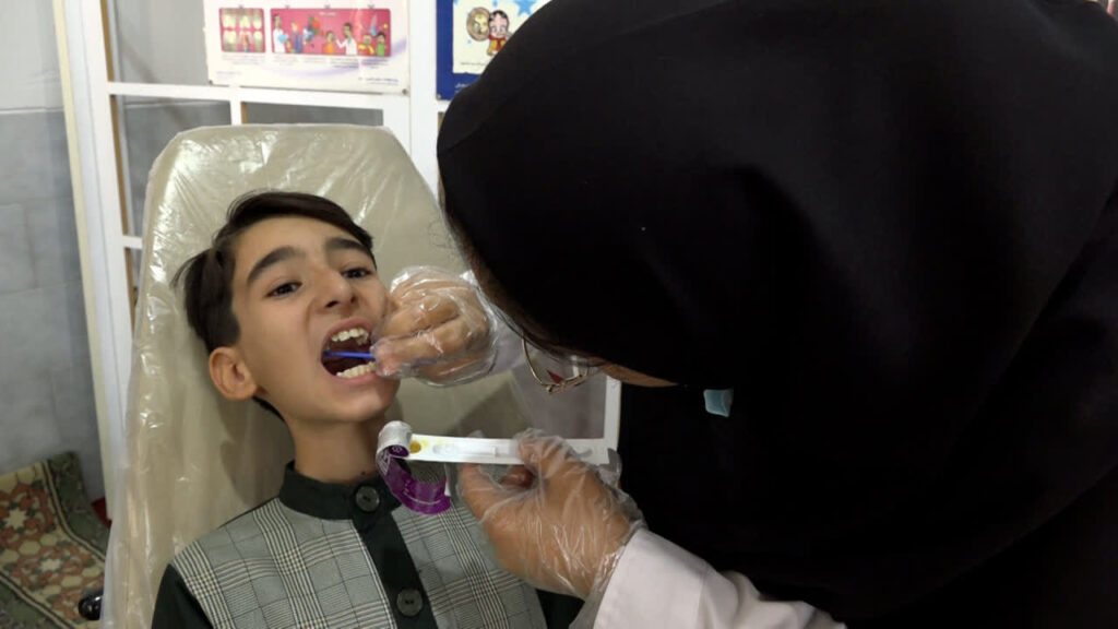 اجرای طرح وارنیش فلوراید برای بیش از ۷ هزار دانش‌آموز بافقی