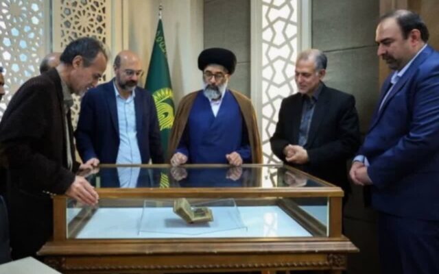دیوان حافظ با قدمت ۴ قرن در کتابخانه حرم رضوی رونمایی شد