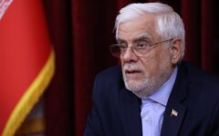 عارف: رئیس جمهور آمریکا نمی‌داند چگونه این ملت را تسلیم کند/ برای مقابله با گرانی هنوز به راه‌حل نرسیده‌ایم