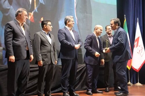 تندیس برتر کنفرانس نیروگاه‌های خورشیدی به قزوین رسید