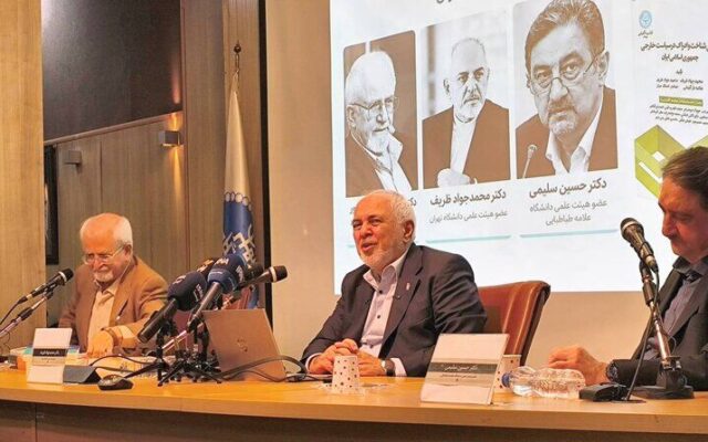 ظریف: در جنگ خسارات بسیاری دیدیم، اما نشان دادیم که هرچه بزنند، می‌خوردند | کجا دیدید که یک قدرت منطقه‌ای بتواند در برابر یک قدرت جهانی ایستادگی کند؟