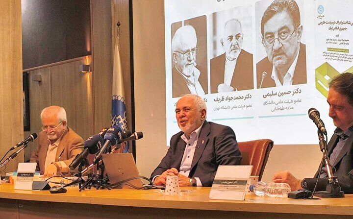 ظریف: در جنگ خسارات بسیاری دیدیم، اما نشان دادیم که هرچه بزنند، می‌خوردند | کجا دیدید که یک قدرت منطقه‌ای بتواند در برابر یک قدرت جهانی ایستادگی کند؟