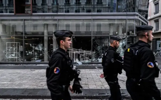 فرانسه در تب‌وتاب دور جدید اعتراض‌ها؛ از تیراندازی در پاریس تا تشدید ممنوعیت‌ها در چندین شهر