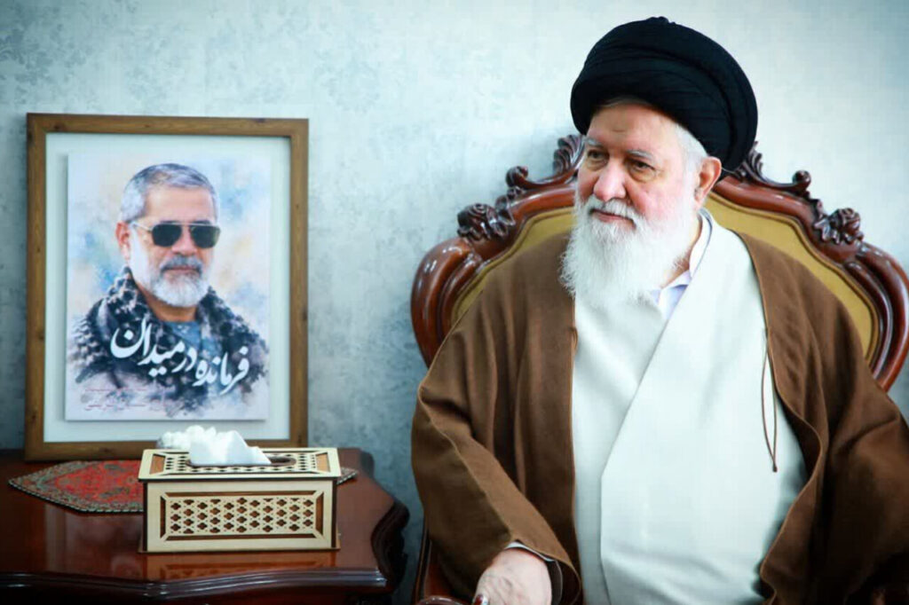 دیدار صمیمانه آیت‌الله علم‌الهدی با خانواده سردار شهید حسین ظریفی