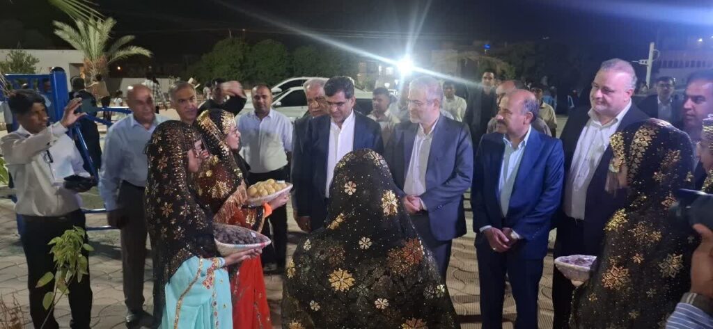 رئیس فراکسیون کشاورزی مجلس از جشنوارههای لیموترش و خرما رودان بازدید کرد