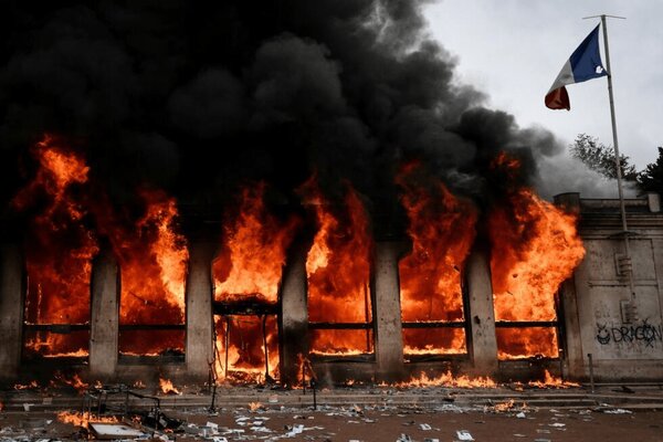 آتش سوزان در لانه خروس‌های فرانسوی