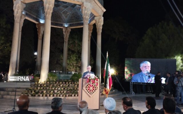 وزیر فرهنگ و ارشاد اسلامی در مراسم یادروز حافظ گفت : باید حق حافظ بر زبان فارسی را بشناسیم