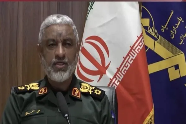 سردار عظمایی: آمریکاییها ۷۰۰ کیلومتر از تنگه هرمز فاصله گرفتهاند