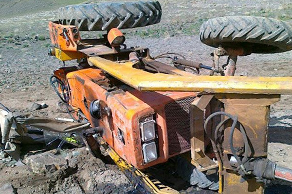 زنجان؛ یک کشته در واژگونی مرگبار یک دستگاه تراکتور