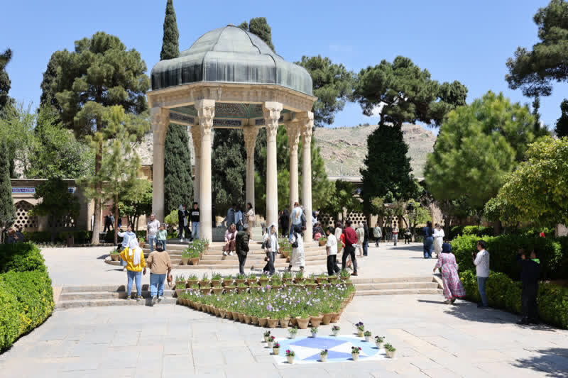 پیوند گل و غزل در بیستم مهر؛حافظیه گلباران شد