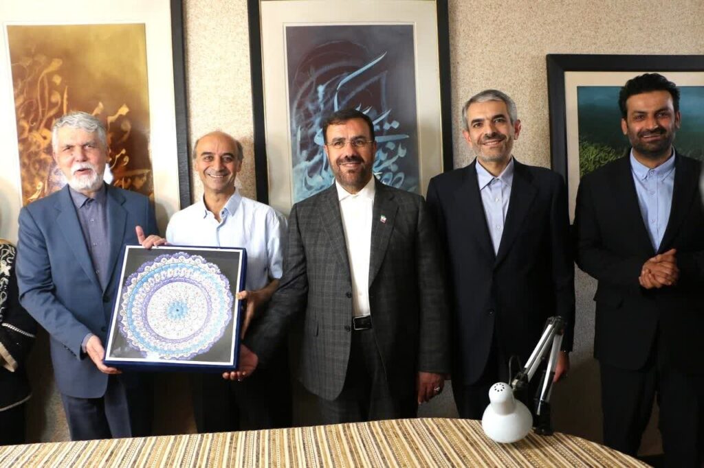 پاسداشت هنر خوشنویسی شیراز در دیدار وزیر فرهنگ با استاد کریم‌پور