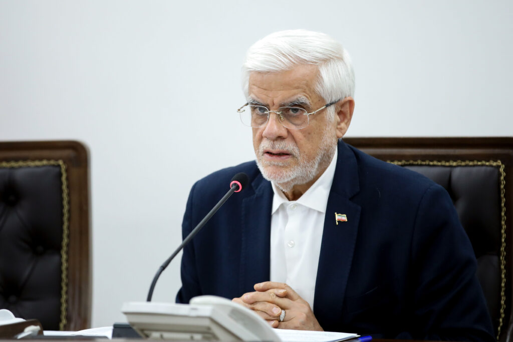 واکنش عارف به ادعای ترامپ درباره تغییر وزیر نفت/ برای فصل سرما بین ۱۰۰ تا ۲۵۰ میلیون مترمکعب کمبود گاز داریم/ برای مقابله با گرانی هنوز به راه‌حل نرسیده‌ایم
