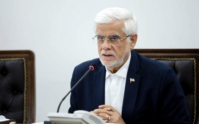 واکنش عارف به ادعای ترامپ درباره تغییر وزیر نفت/ برای فصل سرما بین ۱۰۰ تا ۲۵۰ میلیون مترمکعب کمبود گاز داریم/ برای مقابله با گرانی هنوز به راه‌حل نرسیده‌ایم