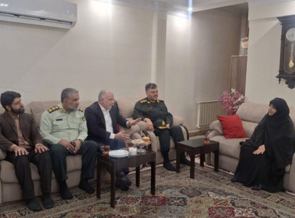 وزیر دادگستری با خانواده شهید بریمی‌زاده دیدار و گفتگو کرد