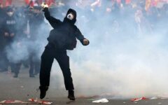 خبرنگار گاردین: چشم یک دانش‌آموز فرانسوی کور و دست یک دانش‌آموز دیگر قطع شد