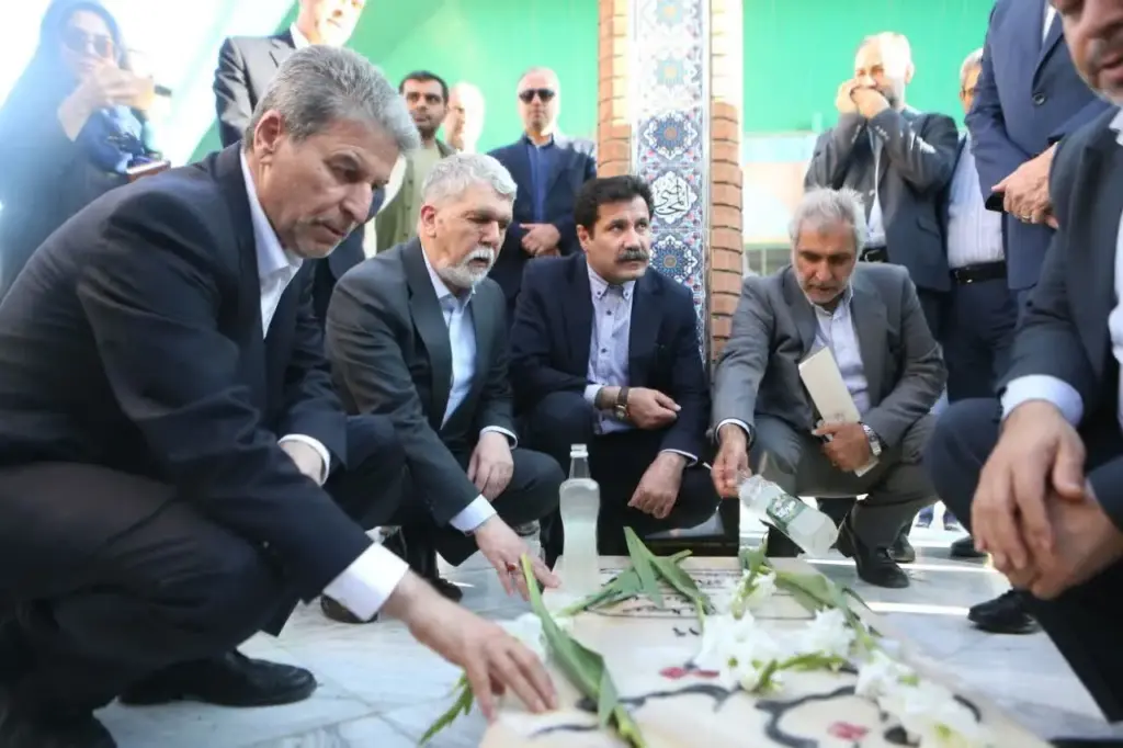 ادای احترام معاون رئیسجمهور به شهدای بجنورد در آغاز سفر دو روزه به خراسان شمالی